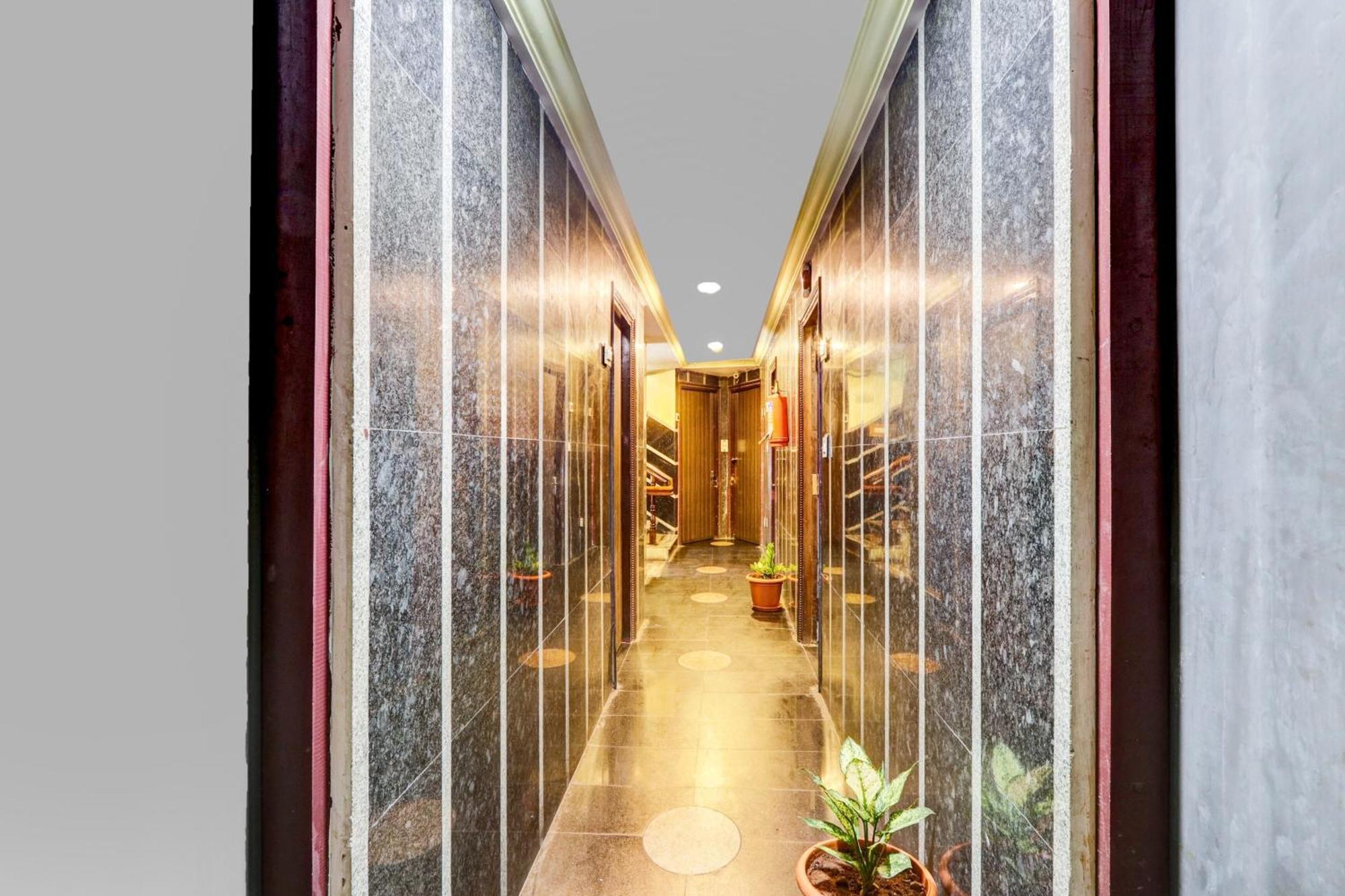 OYO 12680 Hotel Sitara Inn Vijayawāda Esterno foto